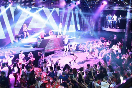 Nghề Bar-Club photographer khiến giới trẻ "phát cuồng"